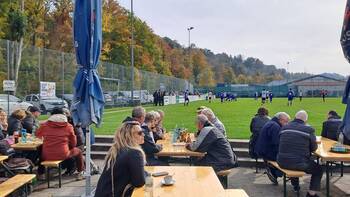 Dank Apéro sind die Zuschauer:innen-Reihen gut gefüllt