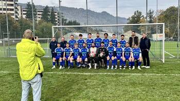 Vor dem Spiel gibts auch den Fototermin mit den Dress-Hauptsponsoren (im neuen Dress)